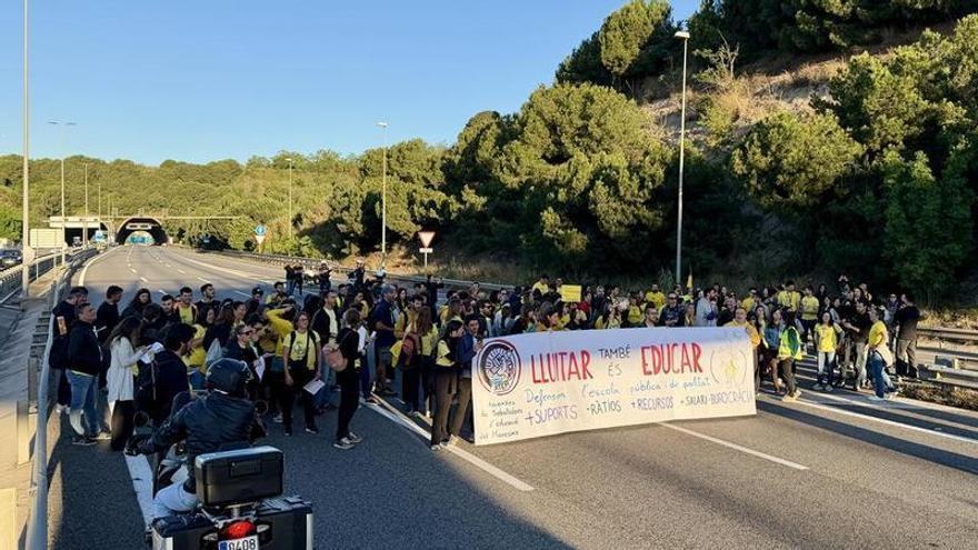 Els docents tallen l’AP-7, la C-32 i alguns accessos a Barcelona