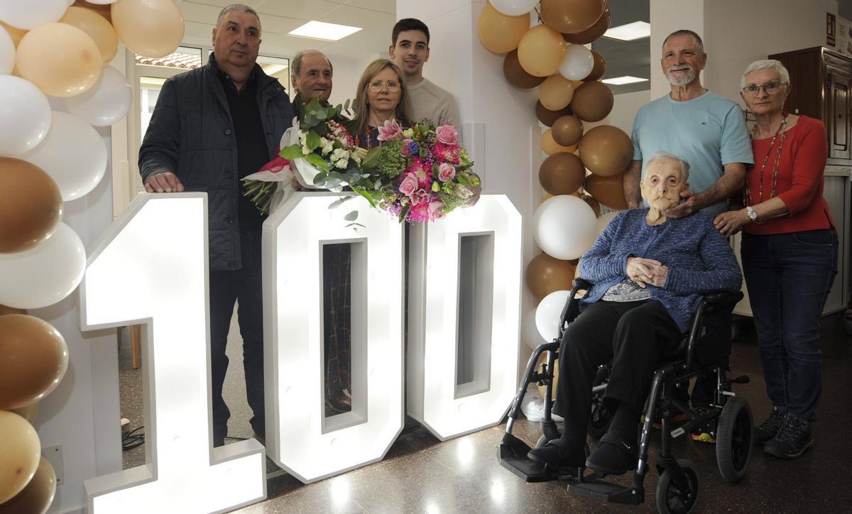 Matilde Novo López, ayer, celebrando su siglo de vida junto a familiares y autoridades en As Dores. | BERNABÉ/JAVIER LALÍN