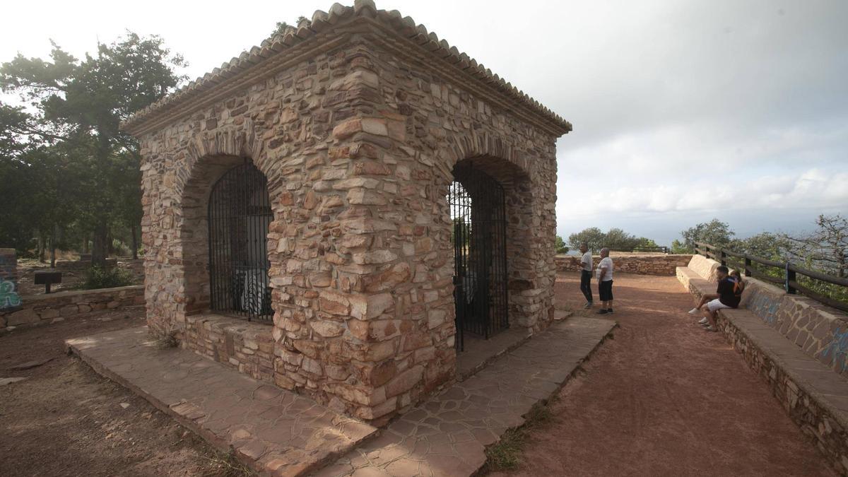 La ermita, con las sillas dentro, antes de que el empresario las quitara.