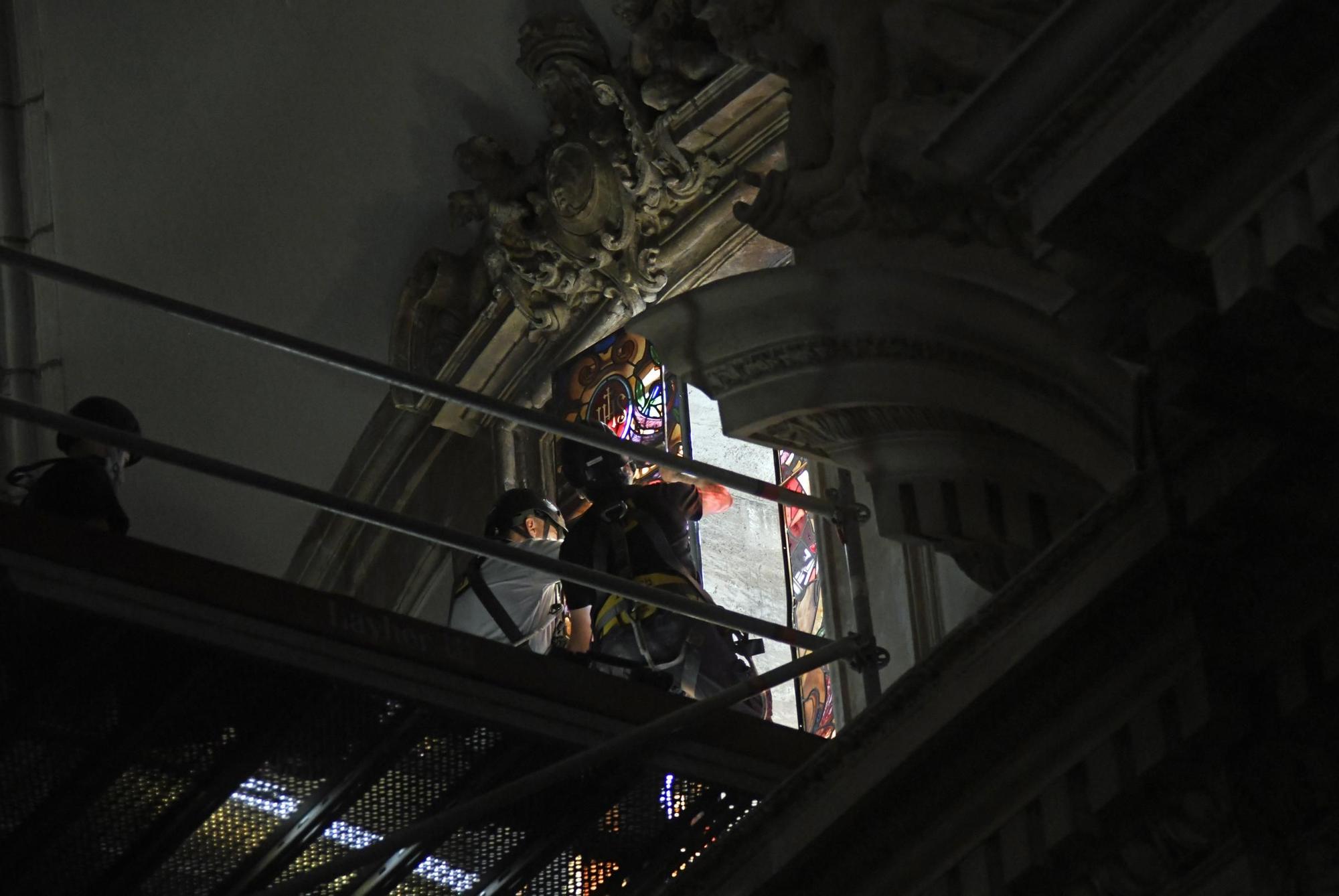 Así han instalado las vidrieras de San Pedro y San Pablo en la Catedral de Murcia