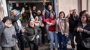 Celebración en el bar OLimia de LHospitalet, donde se han repartido al menos ocho series de uno de los quintos premios.