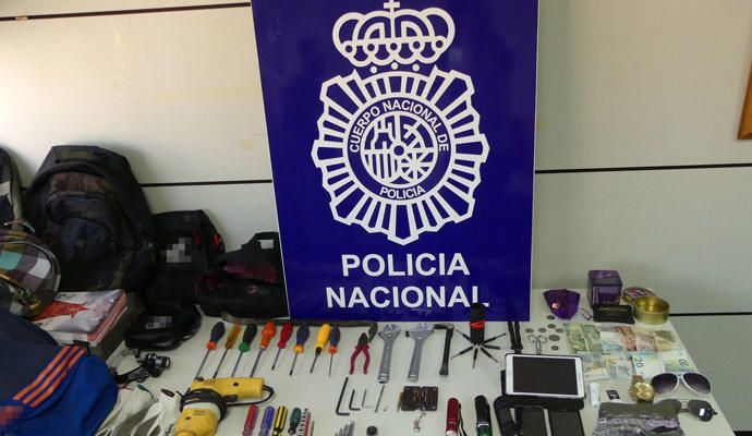 Detenidos por robar en casas en Arenales y el Puerto