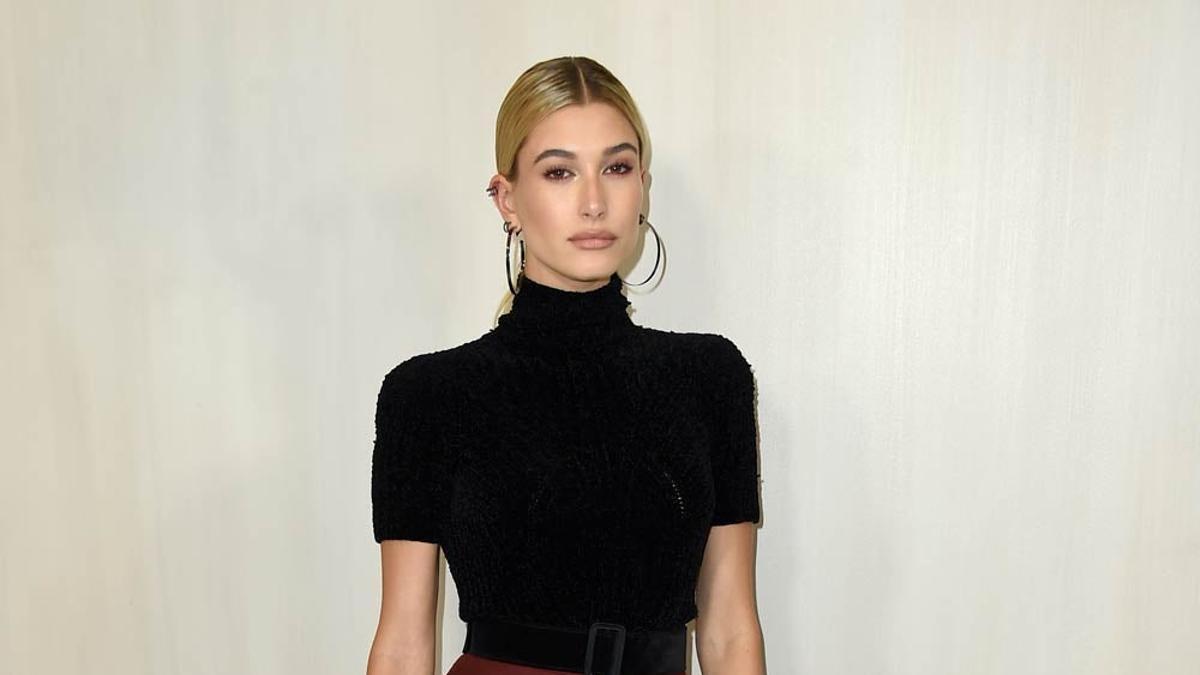 Hailey Baldwin, con falda midi para ir a un evento