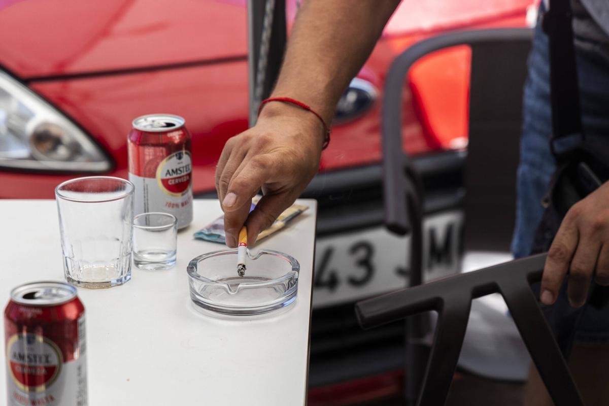 La nova normativa prohibix fumar en les terrasses dels bars i restaurants