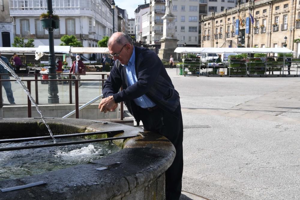 Una docena de vendedores de productos agroalimentarios de toda la comarca coruñesa acudieron a la plaza Irmáns García Naveira de Betanzos en el primer mercado semanal desde el inicio del confinamiento