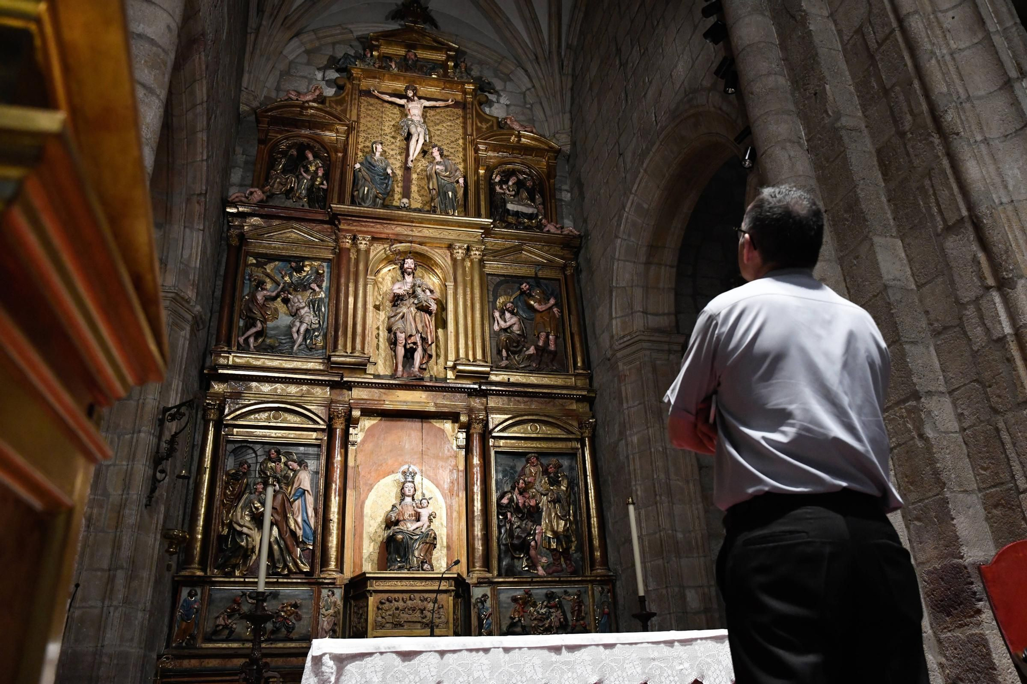 Interior de la iglesia de San Juan tras la instalación de nueva iluminación.