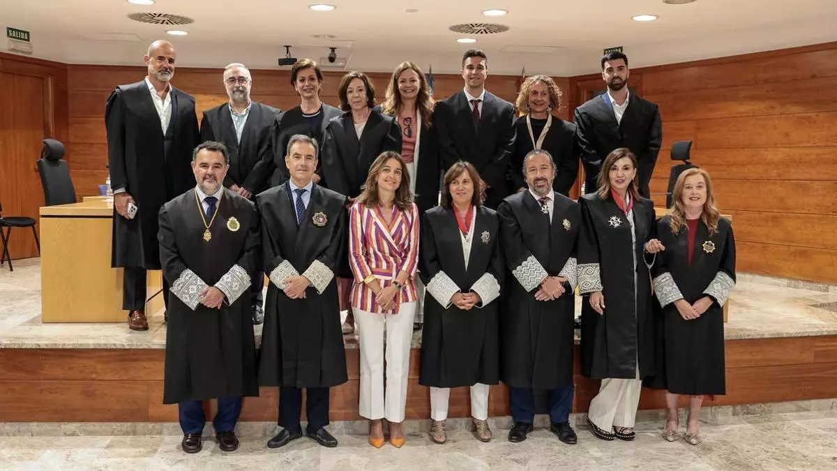 El Colegio de Procuradores de Alicante celebra la imposición de togas y reconoce a profesionales en un acto institucional