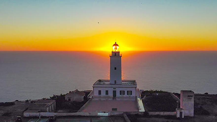 Amanecer coincidiendo con la óptica del faro de la Mola.