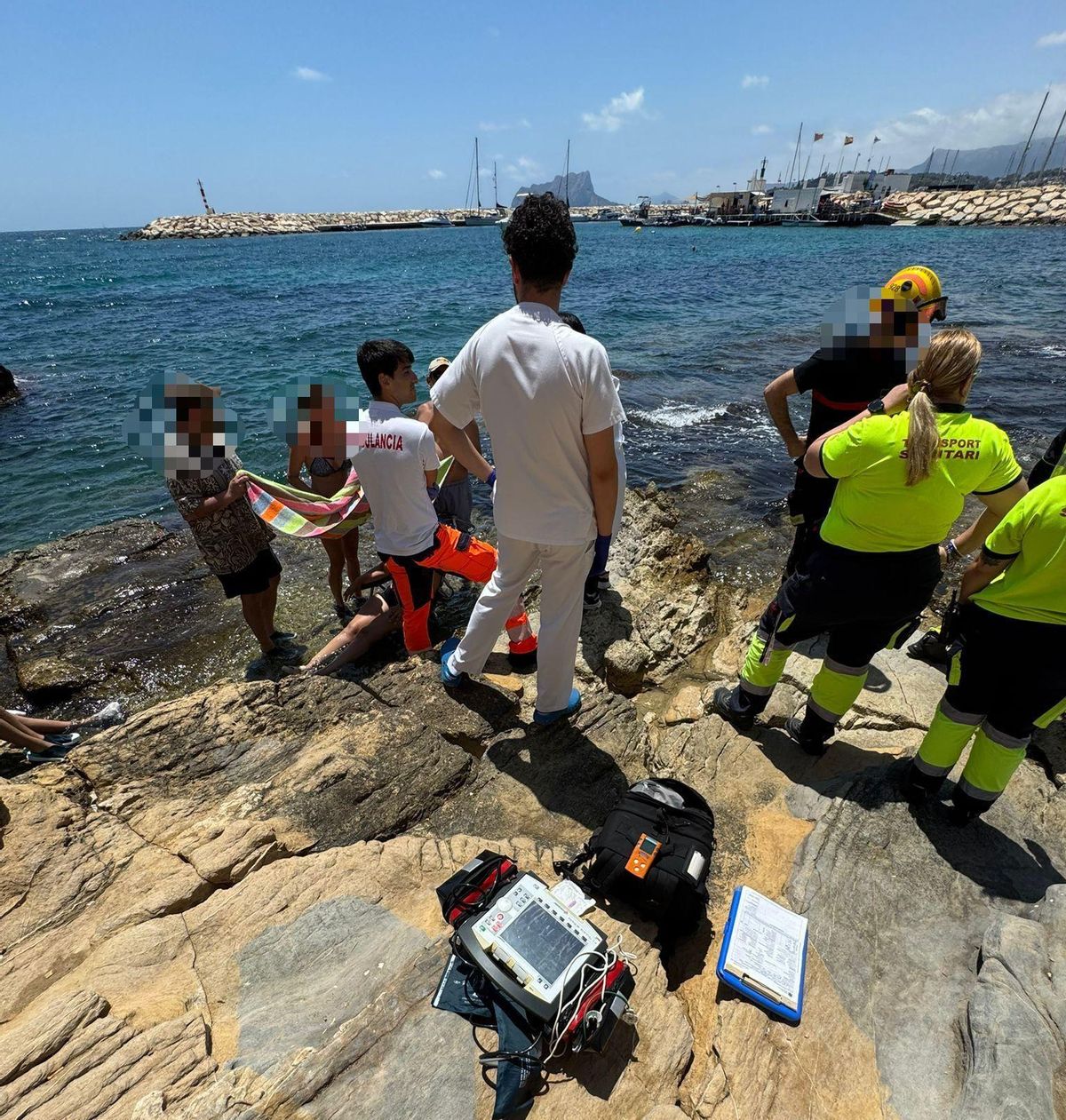 Un momento del rescate en la cala del Portitxolet