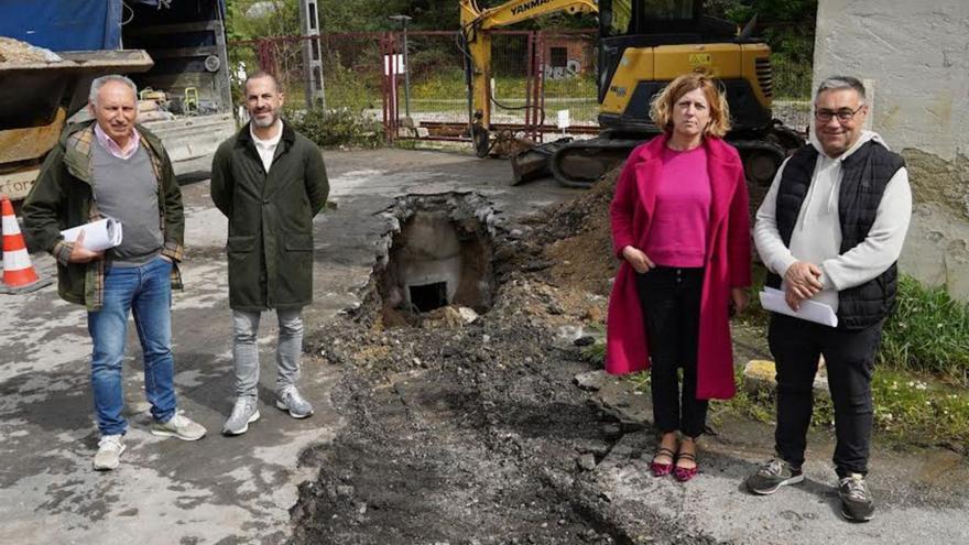 El técnico Juan Carlos Álvarez, Ángel García, Mercedes Sainz (empresa) y Pergentino Martínez, en la obra. | A. S.