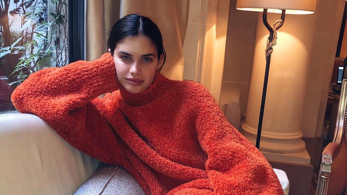 Sara Sampaio, con maxi jersey en París