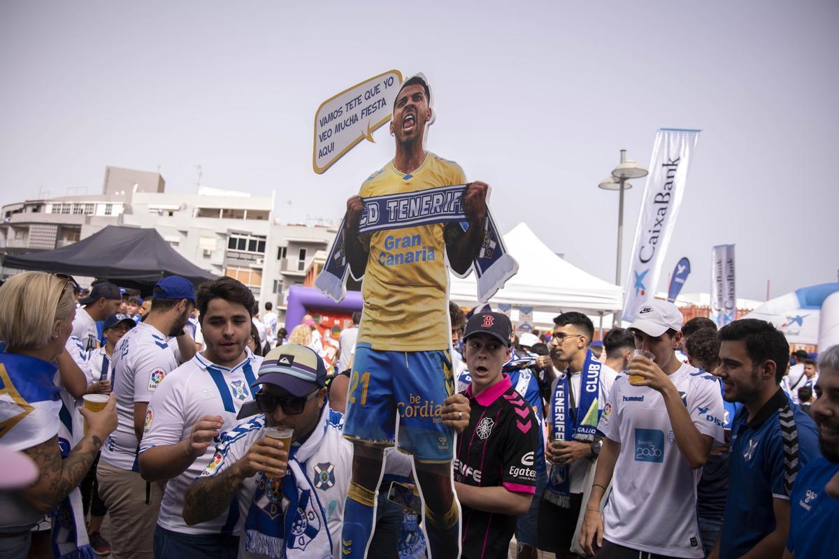 Los aficionados del Tenerife, antes de la disputa de la final del playoff de ascenso ante el Girona, en junio de 2022.