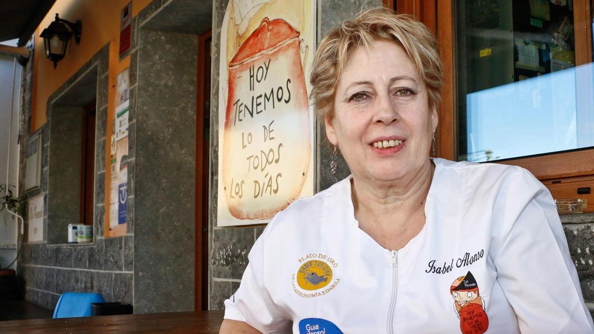 Isabel Alonso Moris, en la terraza de La Tenada, con el cartel que anuncia el menú.