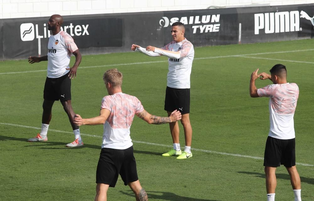 Anil Murthy, atento al entrenamiento del Valencia