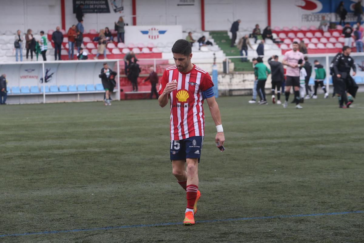 Jesús Varela se retira del campo al término del duelo entre Alondras y Paiosaco.