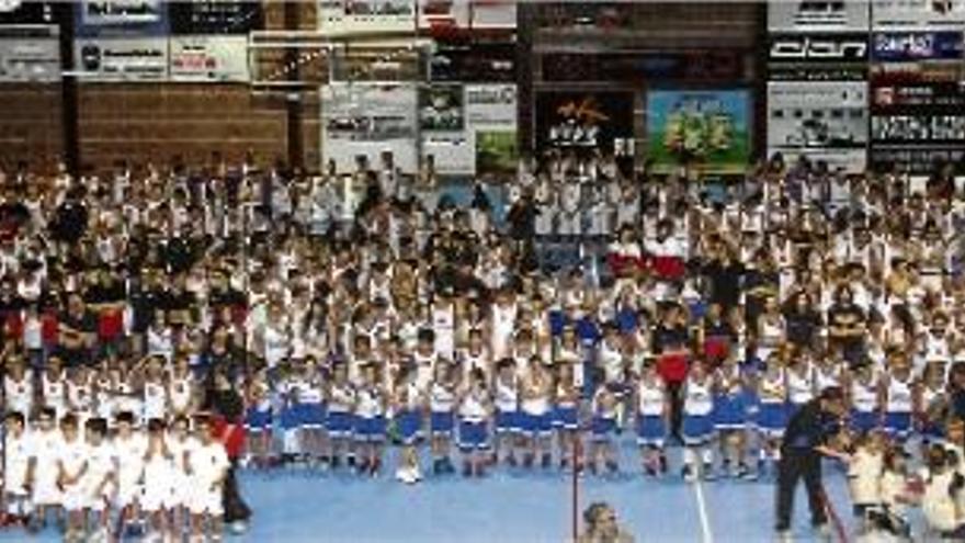 Els equips de l&#039;AE La Salle i la Joviat fan la presentació amb 445 jugadors en total