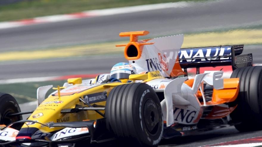 El piloto español de Fórmula Uno Fernando Alonso (Renault), durante la sesión de entrenamientos libres que se celebran en el Circuit de Catalunya, en Montmeló (Barcelona).