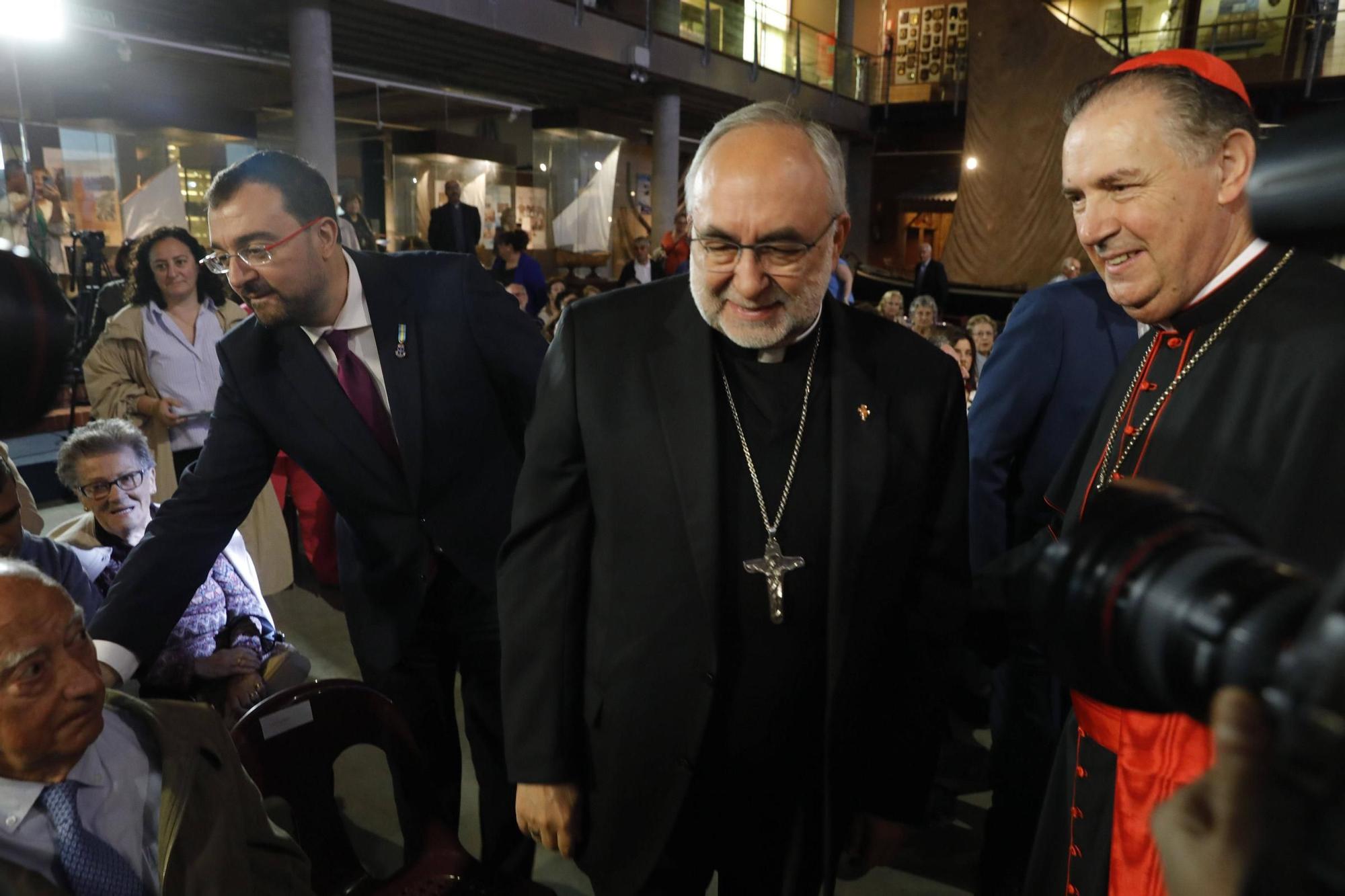 El cardenal Ángel  Fernández Artime recibe el título de Hijo Predilecto de Asturias en Luanco (Gozón)