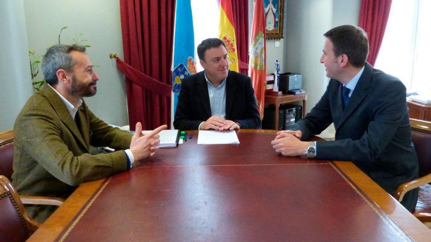 Foto de archivo de Oriol Sarmiento y Pedro Calaza, presidente y secretario del Consello Galego de Enxeñerías (CGES)con Valentín González