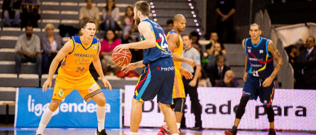 David Jelinek bota la pelota ante Kuric durante el partido de la primera vuelta en Andorra.