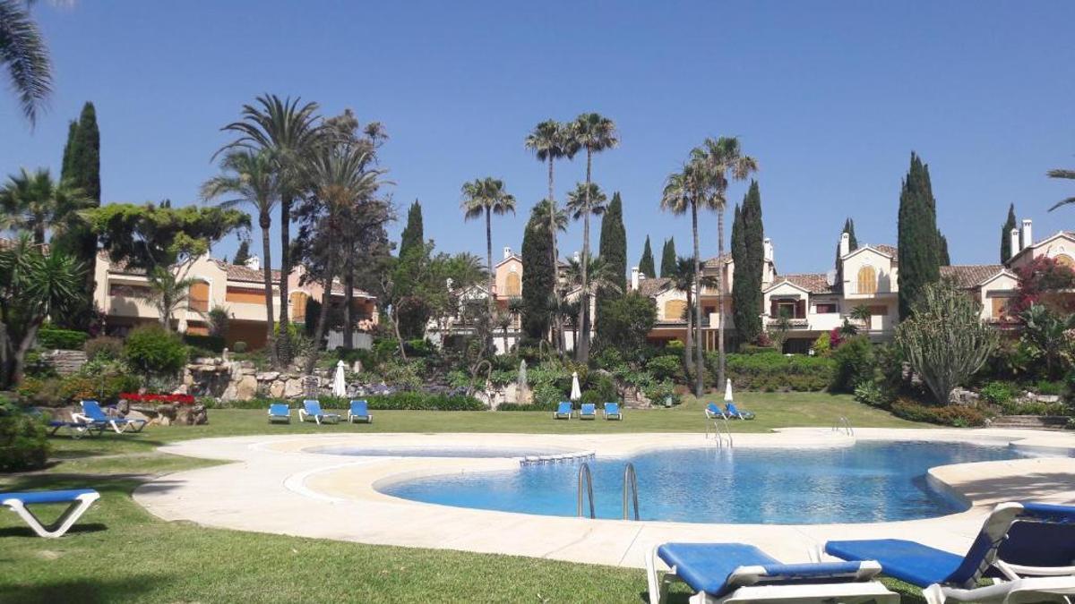 Piscina de una promoción de El Velerín, en Estepona