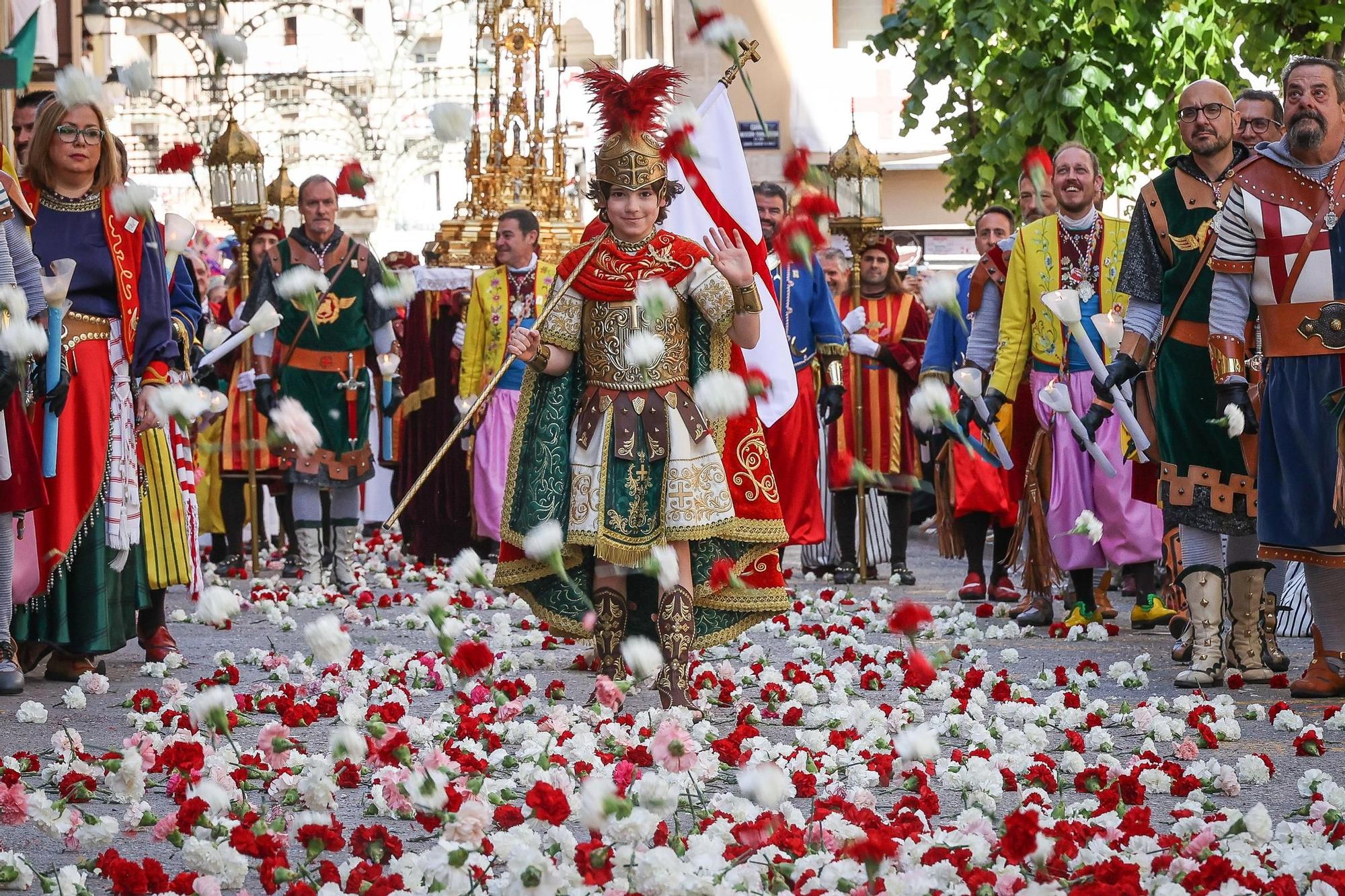 El Sant Jordiet entre claveles en la procesión de la Reliquia