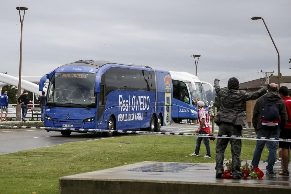 Llegada de los aficionados del Oviedo a El Molinón para presenciar el derbi