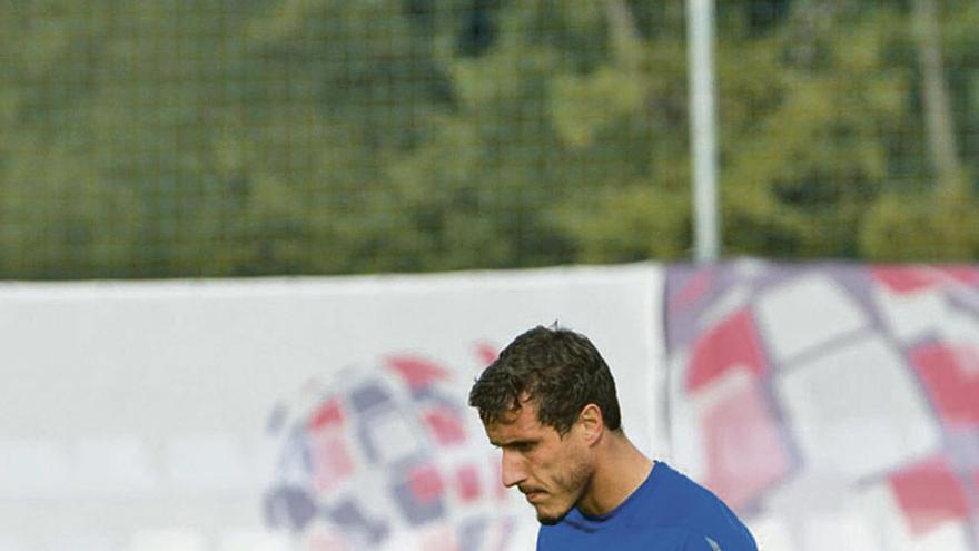 Christian Fernández golpea el balón en el entrenamiento de ayer en El Requexón.