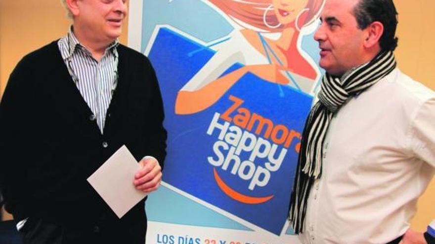 José María Esbec (izquierda), presidente de Azeco, presenta la campaña con Narciso Prieto, de Caja Rural.