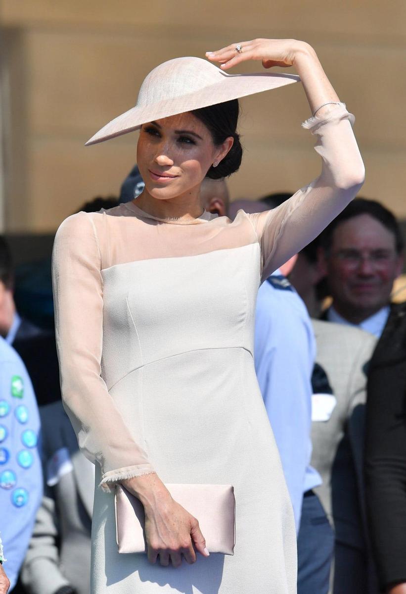 Meghan Markle con vestido blanco y tocado