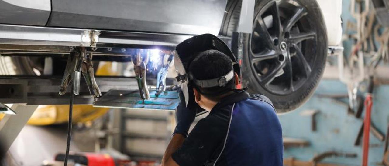 Un operario trabaja en el taller mecánico de Grupauto.