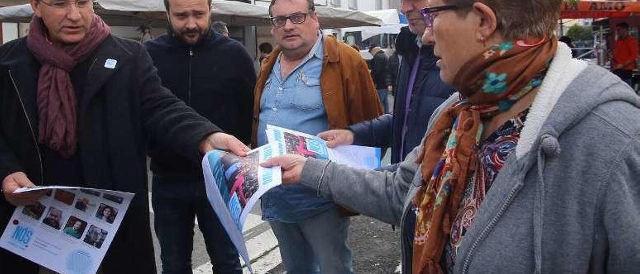 Vence y Cuiña reparten folletos electorales en Lalín.// Bernabé/Gutier