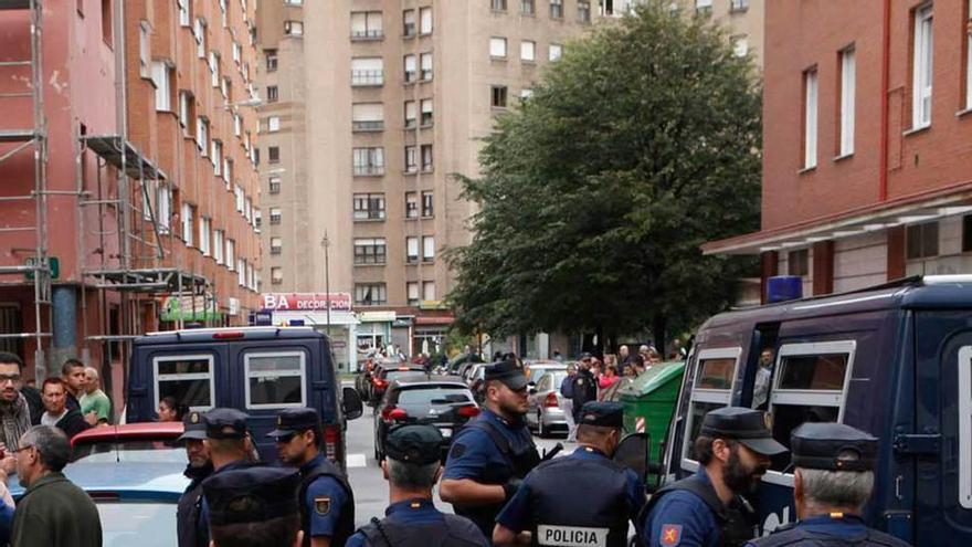 Agentes de la Policía Nacional en la operación antiyihadista del pasado octubre en Gijón.