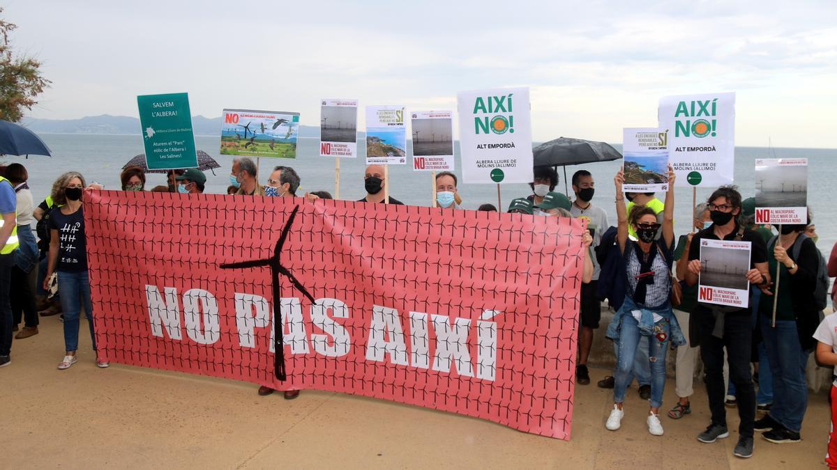 La pancarta que ha obert la manifestació de l&#039;Escala amb les entitats al darrere