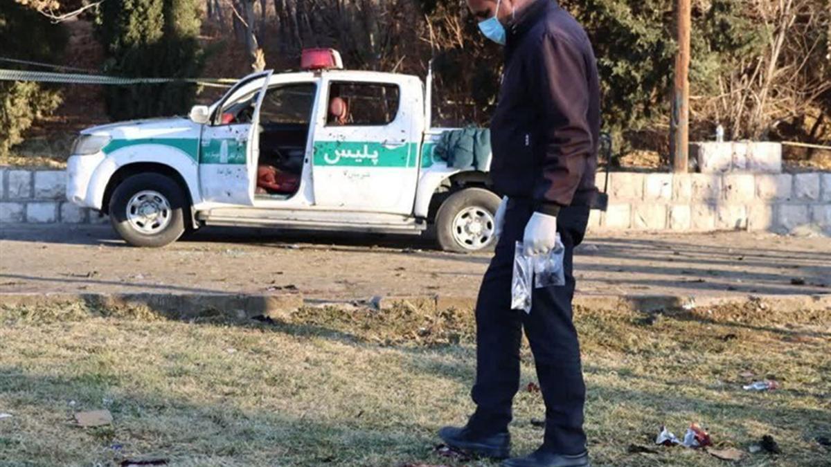 Un policia vigila la zona del doble atemptat a la ciutat iraní de Kermán