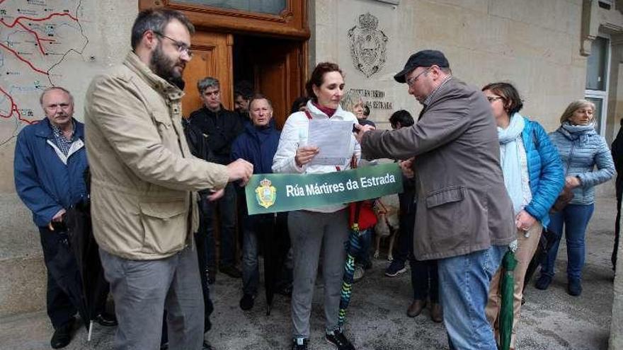 Imagen del homenaje realizado ayer. // Bernabé/Cris M.V.