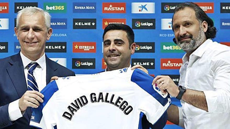 El nou entrenador de l&#039;Espanyol, David Gallego (centre), en la presentació juntament amb el director de futbol professional Rufete (dreta) i el vicepresident Carlos García Pont