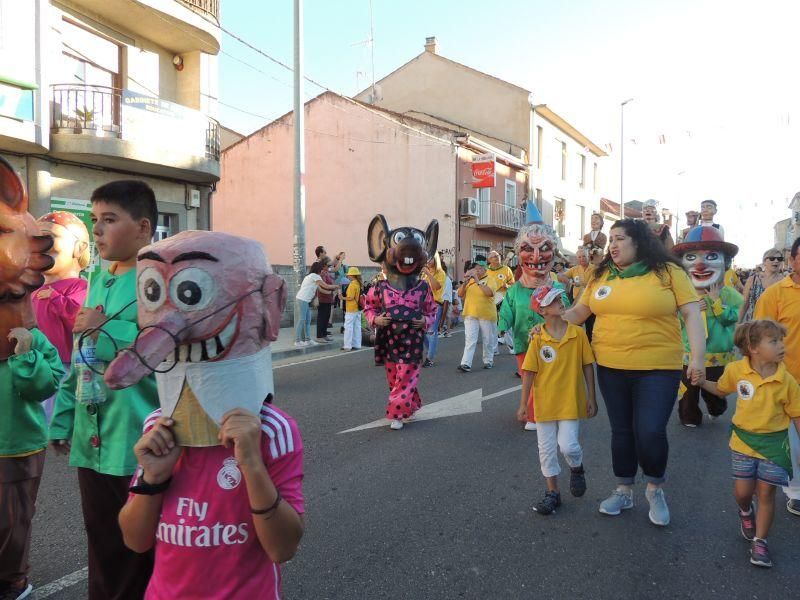 Gigantes y cabezudos en Camarzana de Tera