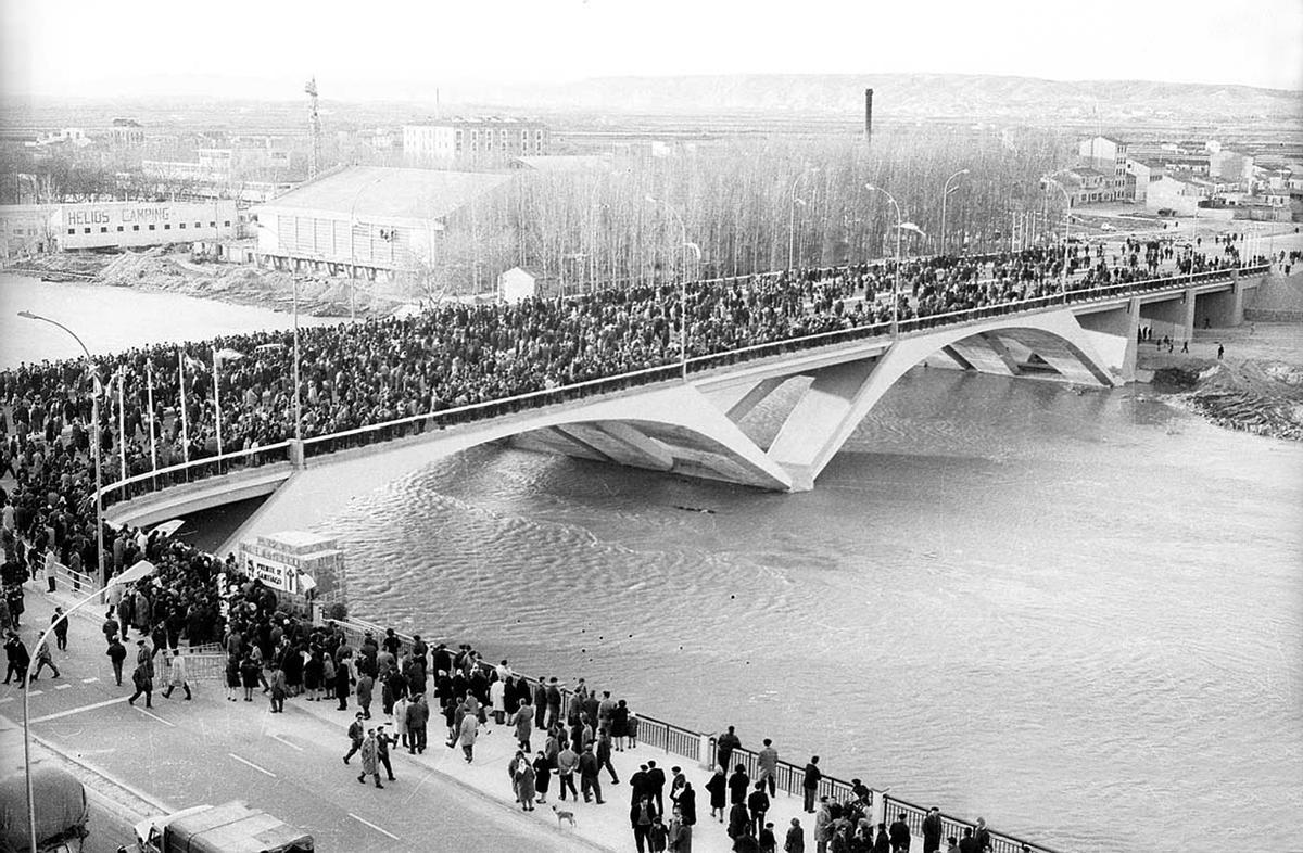 Gente pasando el recién inaugurado Puente de Santiago de Zaragoza en 1967.
