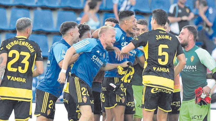 Los jugadores zaragocistas celebran el triunfo en Tenerife, el primero de la temporada fuera de casa.