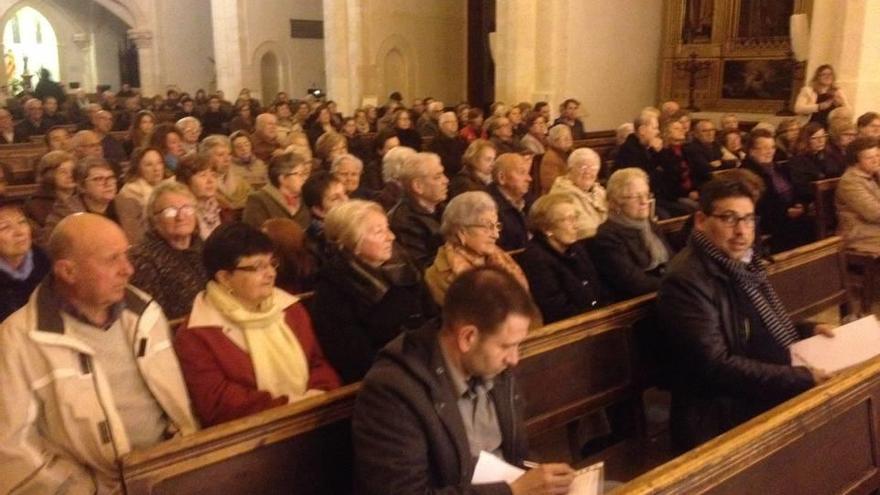 Numerosos feligreses acudieron a la parroquia para escuchar al prelado.