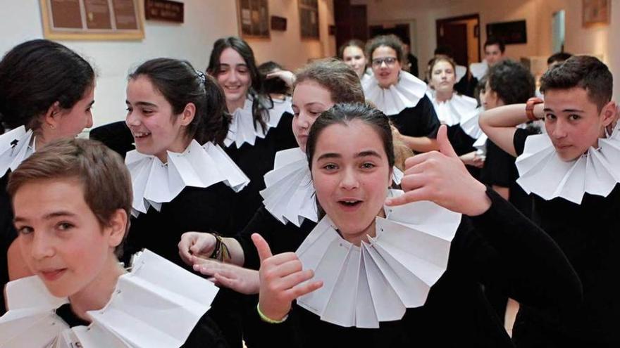 Alumnos de primero de la ESO antes de su baile renacentista de homenaje a Cervantes.