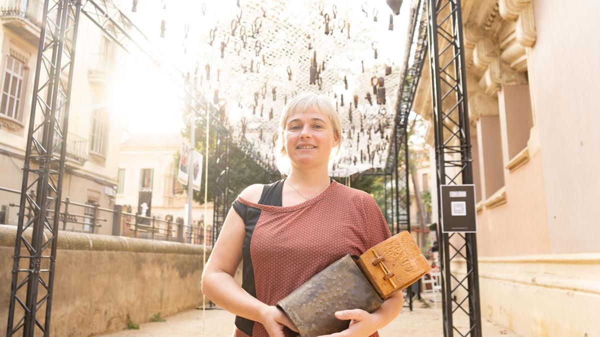 Núria Andorrà, ahir amb la instal·lació Esquellòrium al pati del Casino