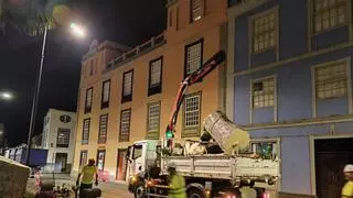 La normalidad vuelve tras el susto: La Laguna despeja la calle del casco histórico donde cayó el drago monumental de la Catedral