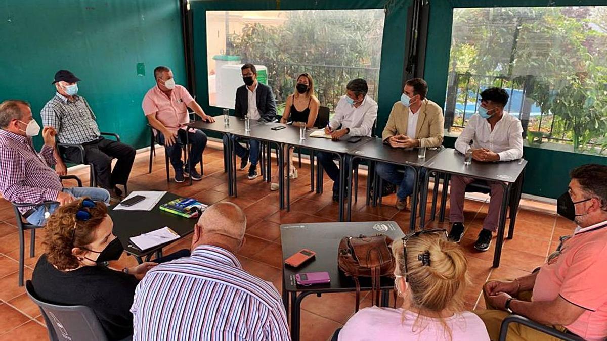 Encuentro entre los representantes de CC y del sector ganadero de la capital grancanaria. | | LP/DLP