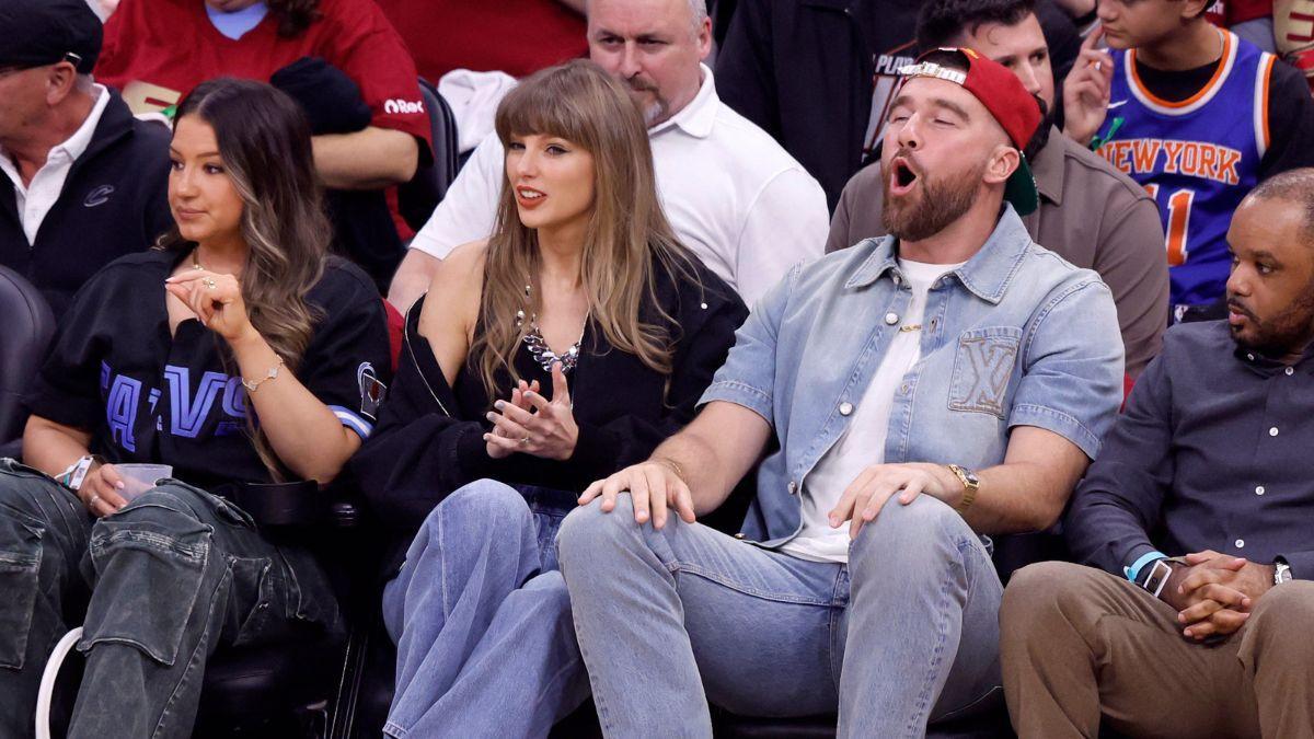 Taylor y Travis en un partido de fútbol americano