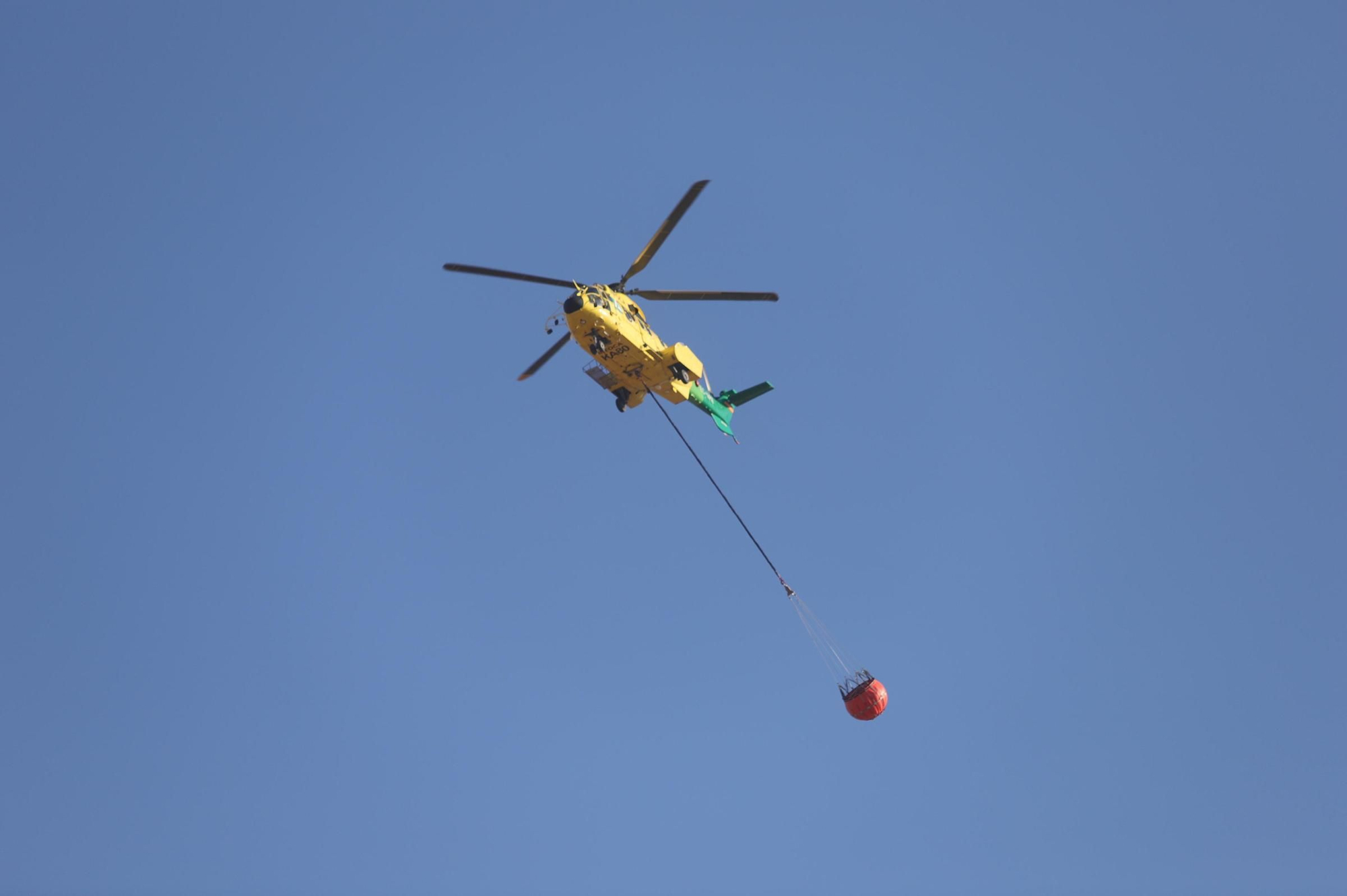 Las imágenes de la mañana en el entorno del incendio de La Albaida