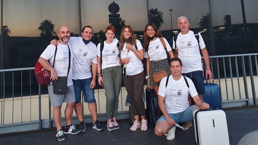 El grupo de amigos de la Vall que ha viajado hoy a Menorca decidió imprimir su certificado de vacunación en camisetas