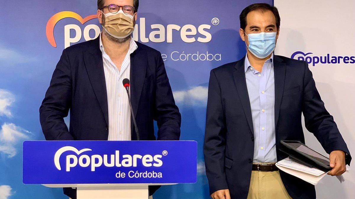 Molina y Nieto, en la sede del PP de Córdoba.