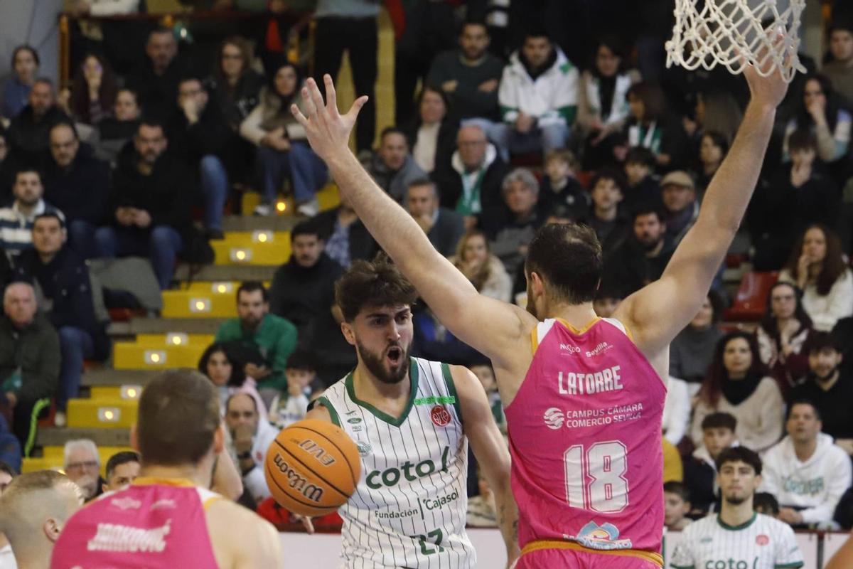 Fernando Bello pugna con dos rivales durante un encuentro.